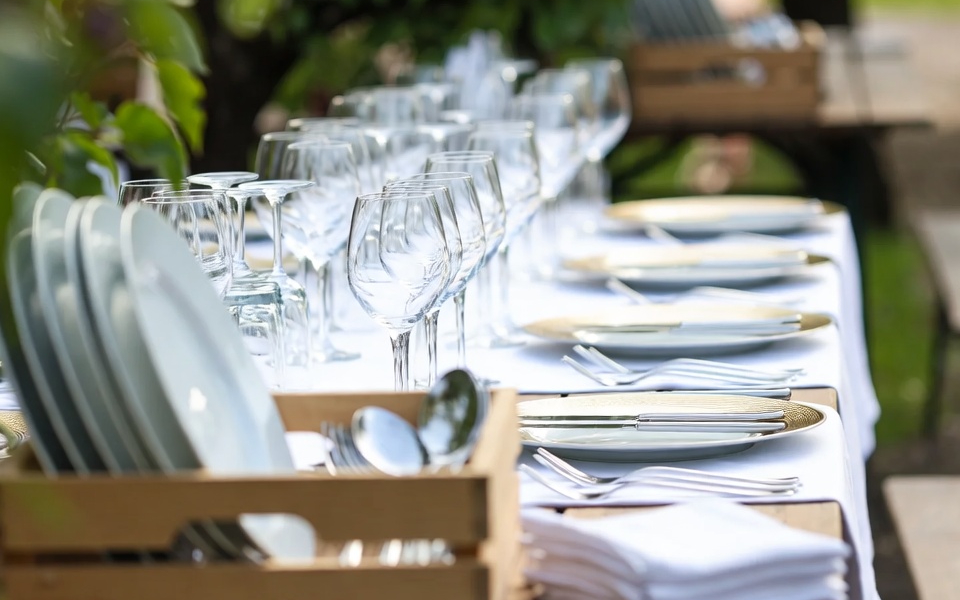 Gläser, Teller und Besteck